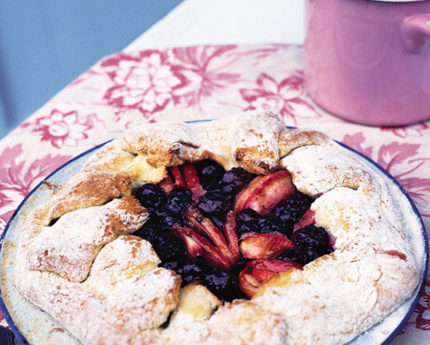 blackberry and apple pie