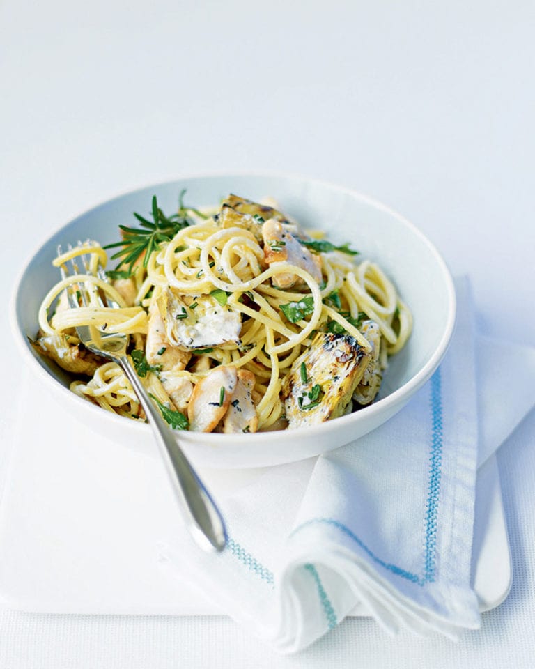 Spaghetti with chicken, rosemary and artichokes