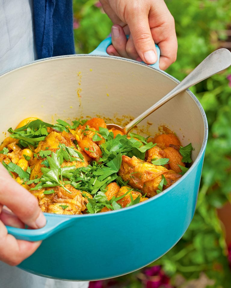 Chicken tagine with almonds and apricots