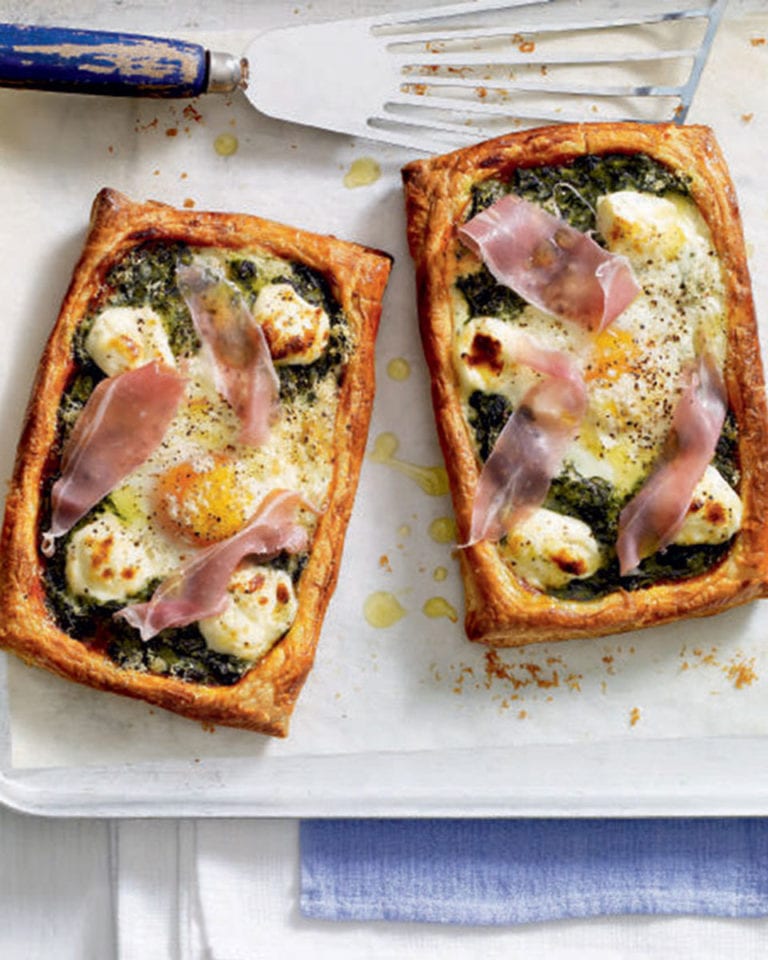 Creamy spinach, soft egg and Parma ham ‘pizzas’