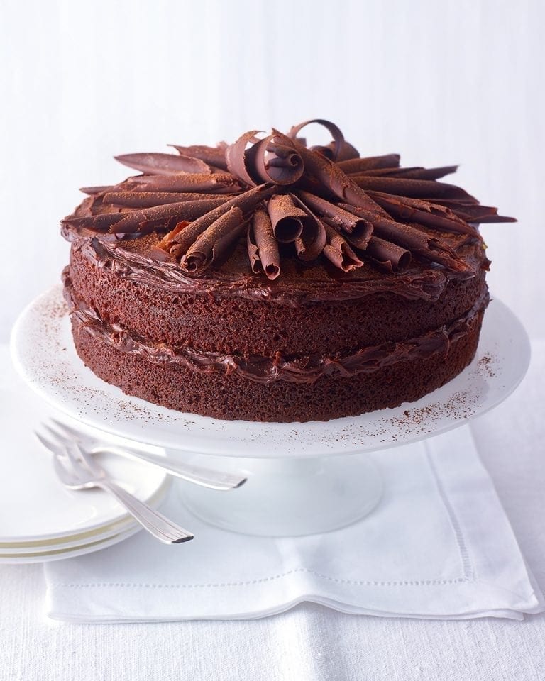 Free Photo | Chocolate cake with cream nuts and chocolate spread