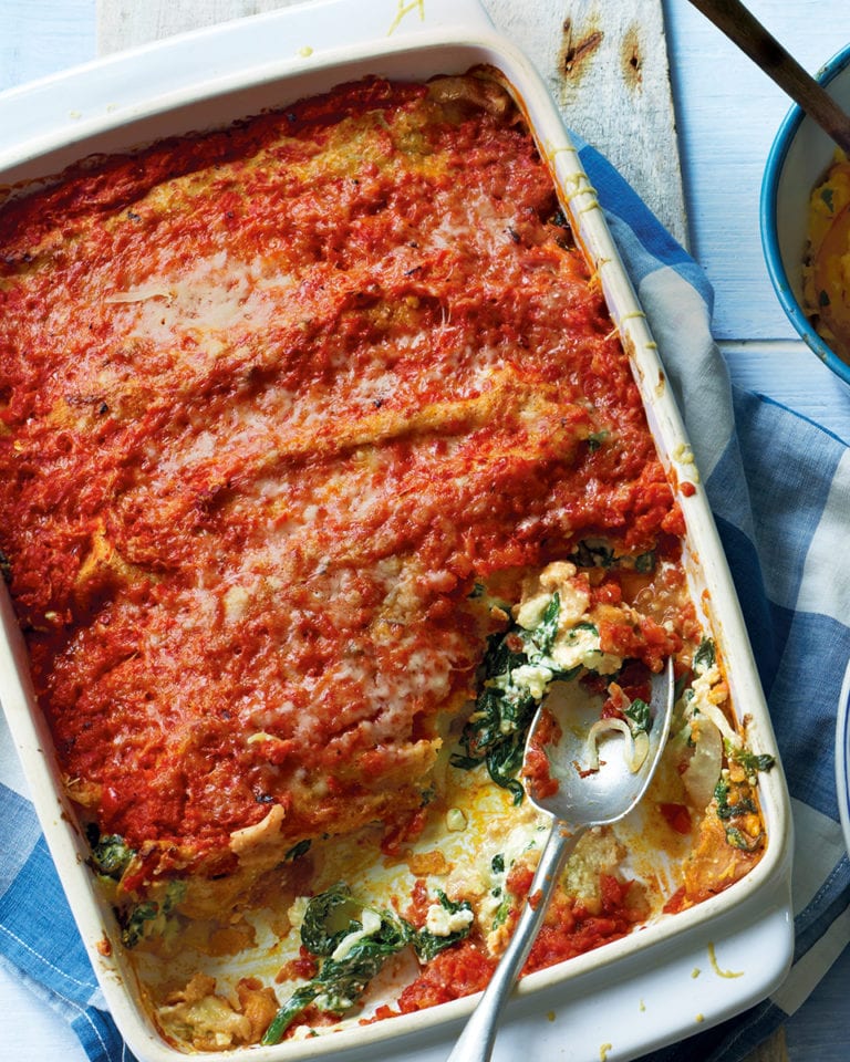 Spinach and ricotta pancakes with spicy red pepper sauce