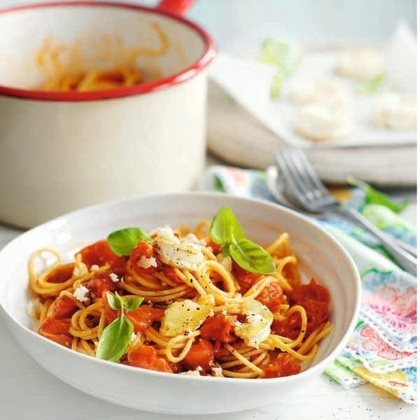 Grilled goat’s cheese and cherry tomato pasta