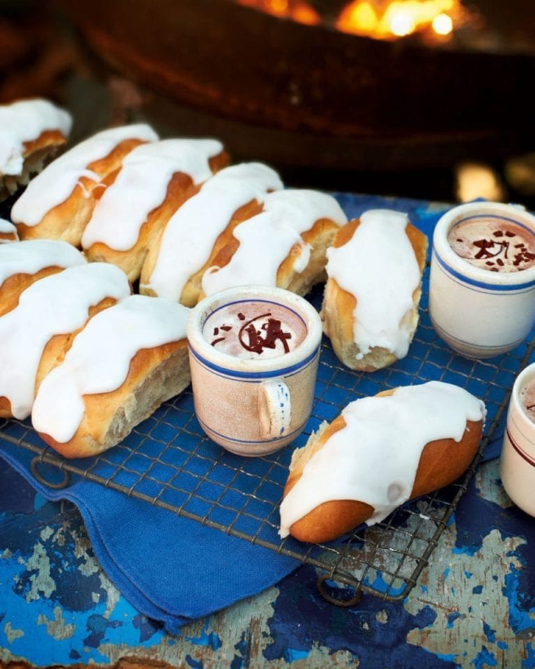 Tear ‘n’ share sticky iced buns