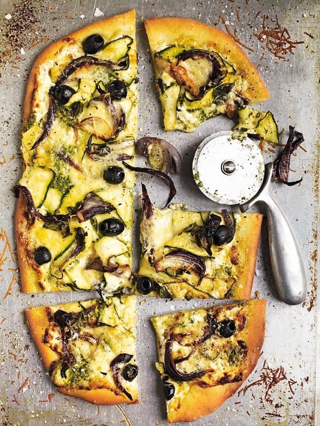 Pizza bianca with goat’s cheese, courgettes and black olives