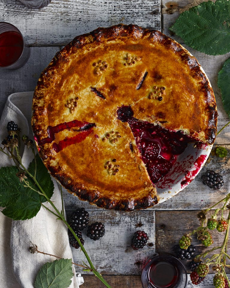 Sloe gin bramble pie