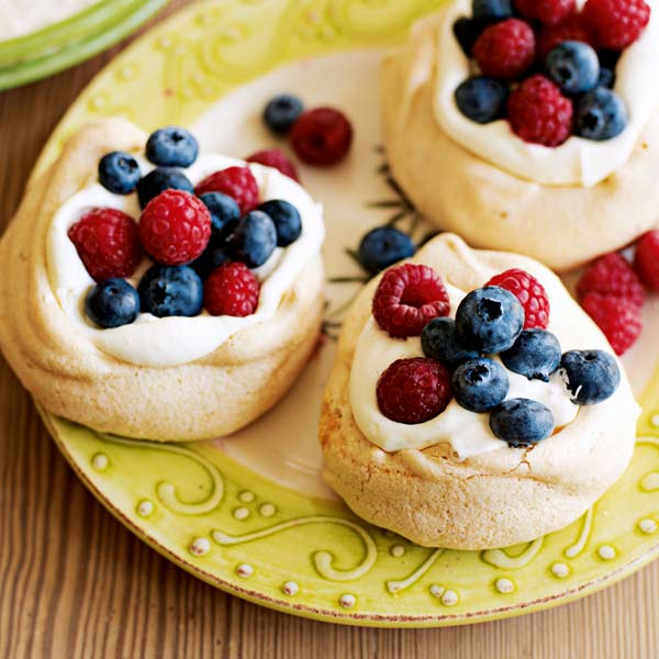 Mini meringues with cream and fresh fruit delicious. magazine