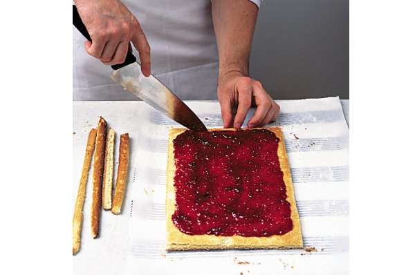 https://www.deliciousmagazine.co.uk/wp-content/uploads/2015/02/489762-1-eng-GB_cut-sponge-on-swiss-roll-before-rolling.jpg