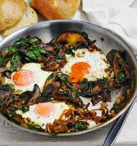 Fried eggs with spicy onions and spinach