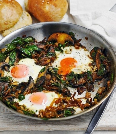 Fried eggs with spicy onions and spinach