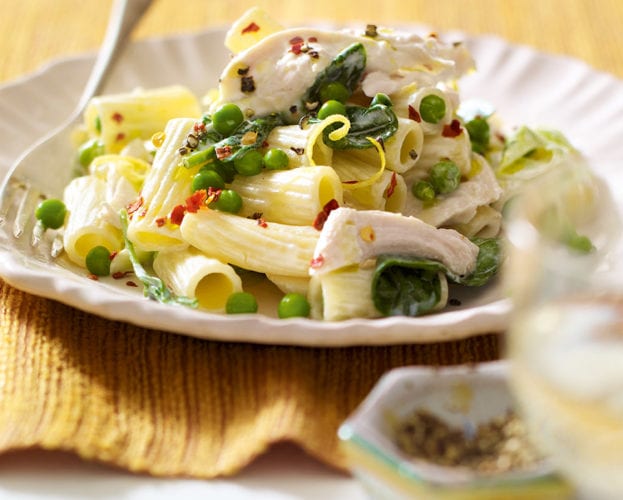 Creamy chicken, pea, leek and spinach pasta