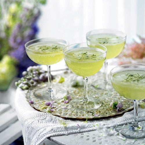 Cucumber, mint and elderflower champagne cocktailil