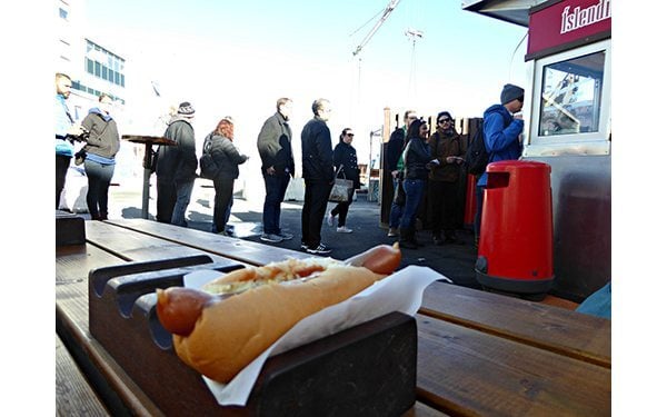 Hot-dog-and-the-queue-at-Baejarins-Beztu