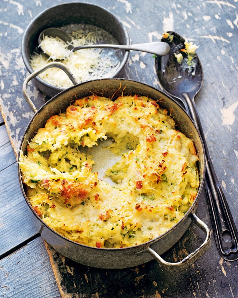 Mashed potato pie with bacon, leeks and cheese
