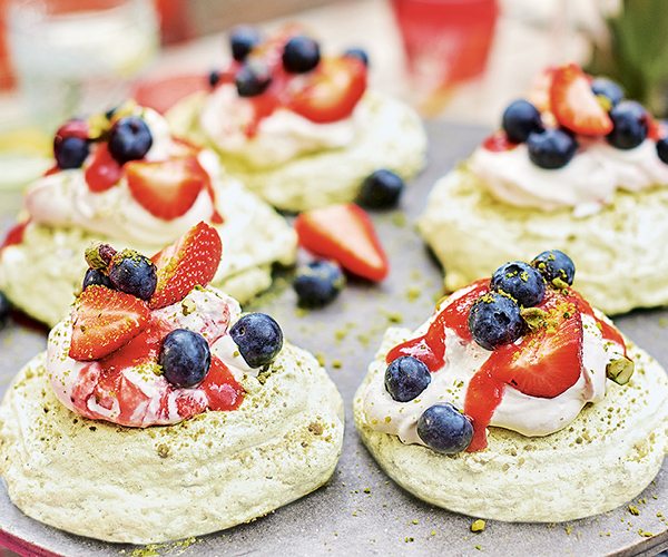 pistachio-macaroon-meringues-with-strawberry-fool