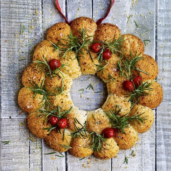 604952-1-eng-GB_cheese-bread-sharing-wreath-470x540