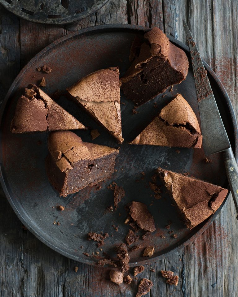 Flourless dark chocolate and hazelnut cake - delicious. magazine