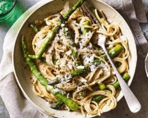 Cacio e pepe pasta with asparagus – video