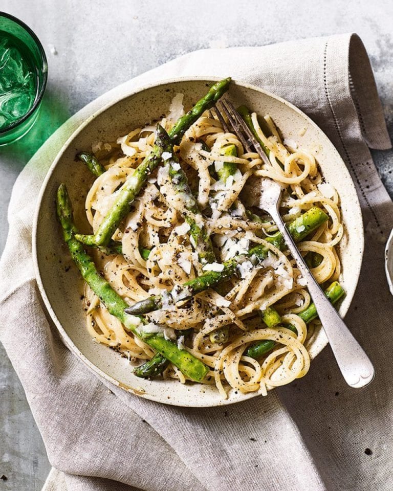 Cacio e pepe pasta with asparagus – video