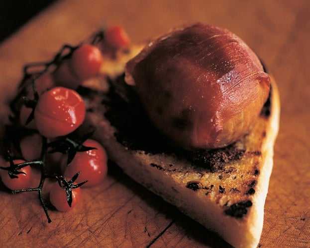 Grilled crottin in prosciutto
