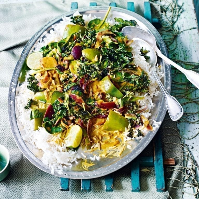 Pepper, spinach and coconut curry with crispy kale