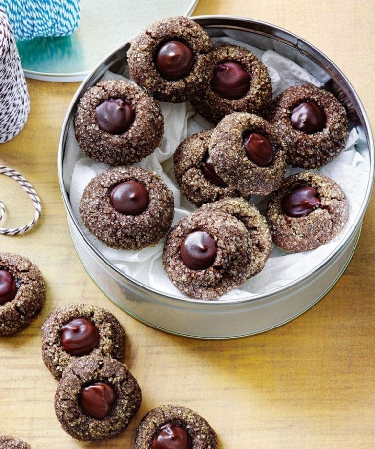 Spiced chocolate molasses buttons