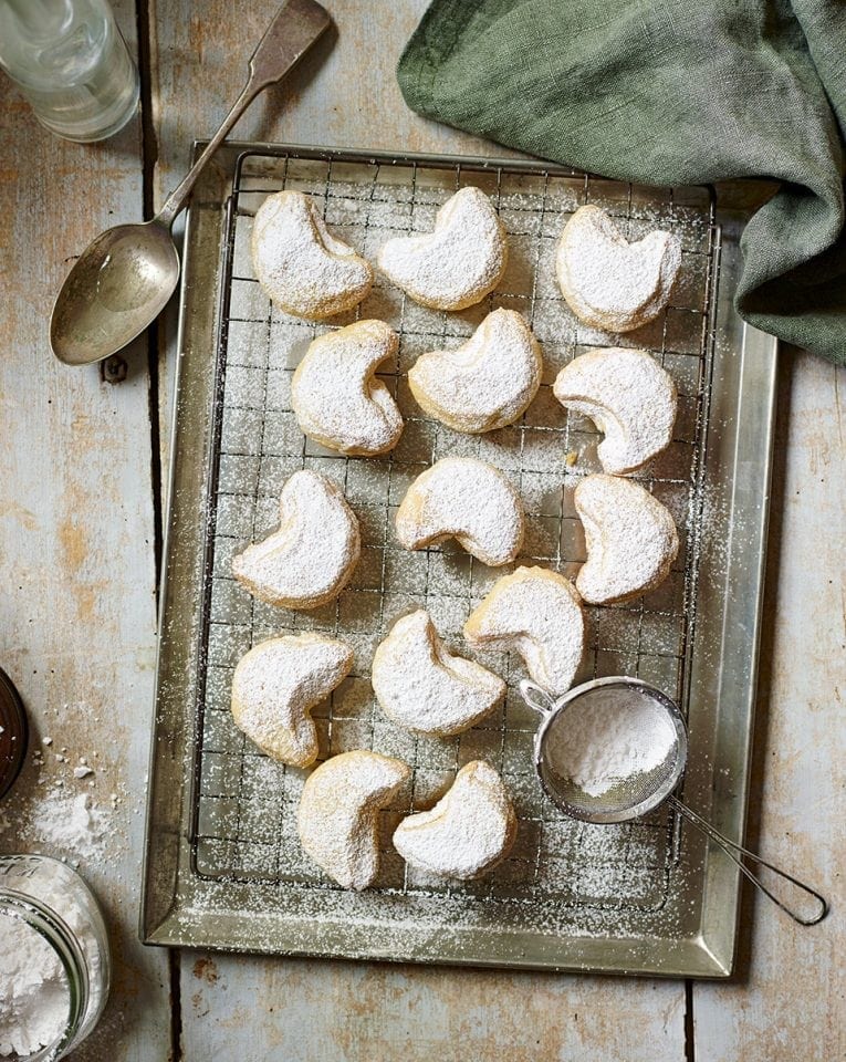 Kourabiedes (Greek almond biscuits)