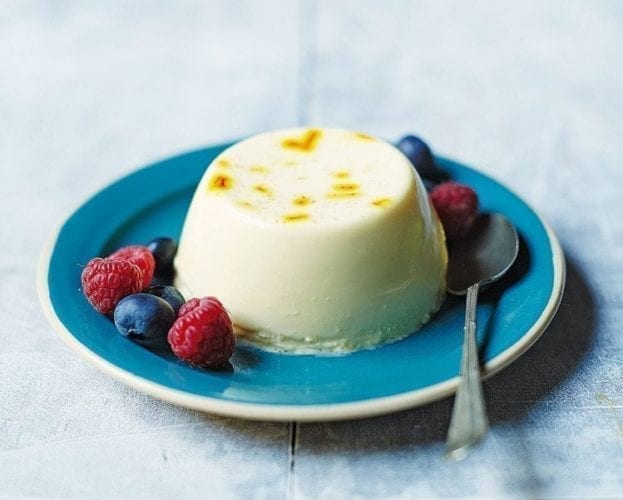 Vanilla pannacottas with sloe gin and rosemary jelly