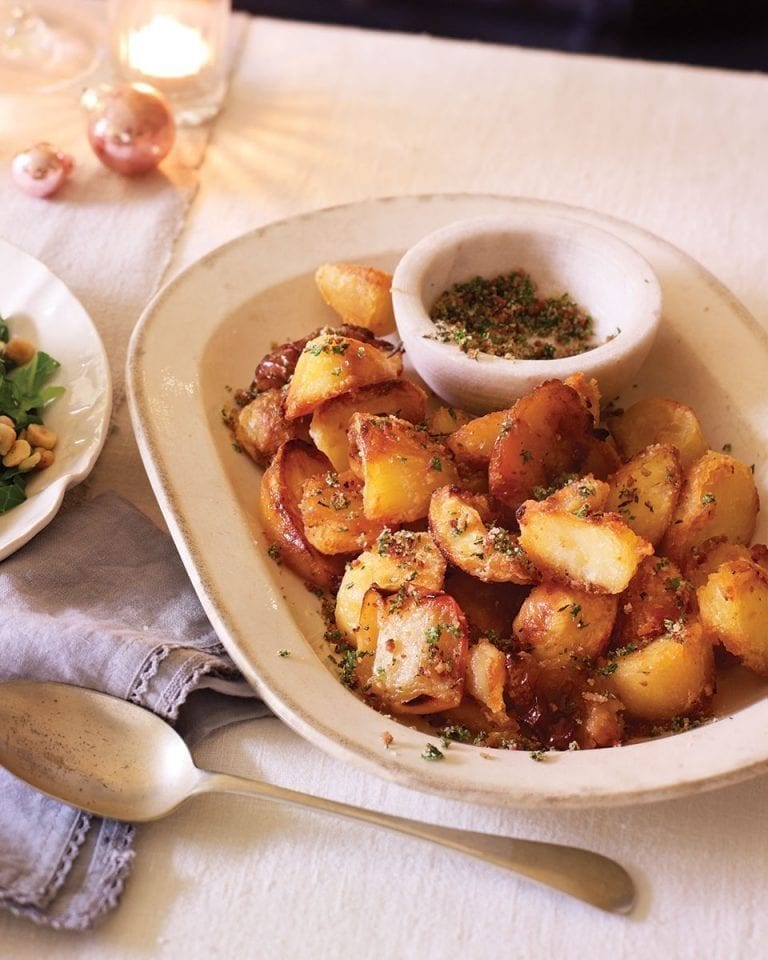 Roast potatoes and apples with bacon and herb salt