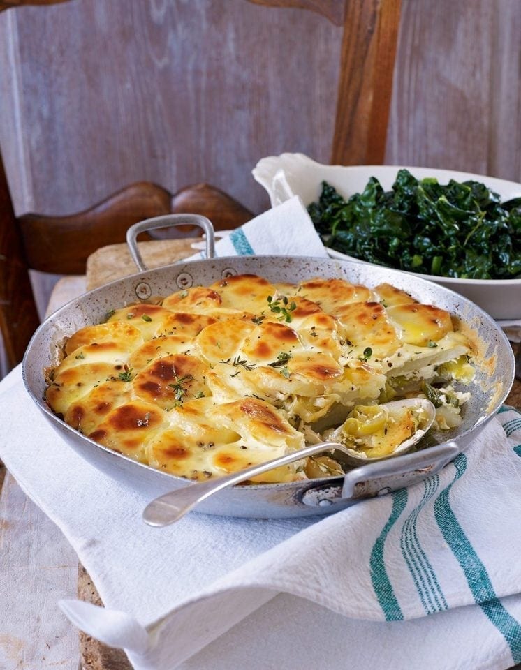 Gratin of potatoes and leeks with garlic and thyme