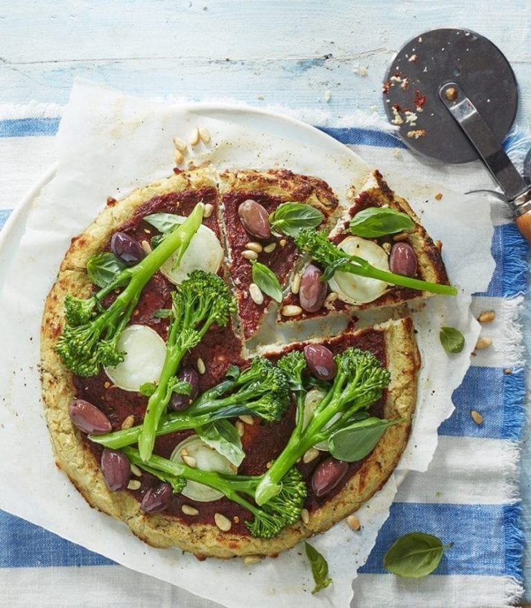 Cauliflower pizza with goat’s cheese and broccoli