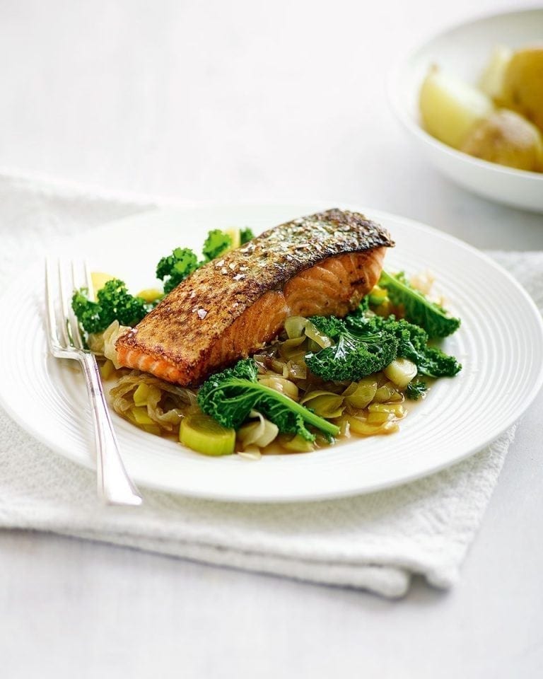Quick pan-fried salmon with sweet-and-sour leeks