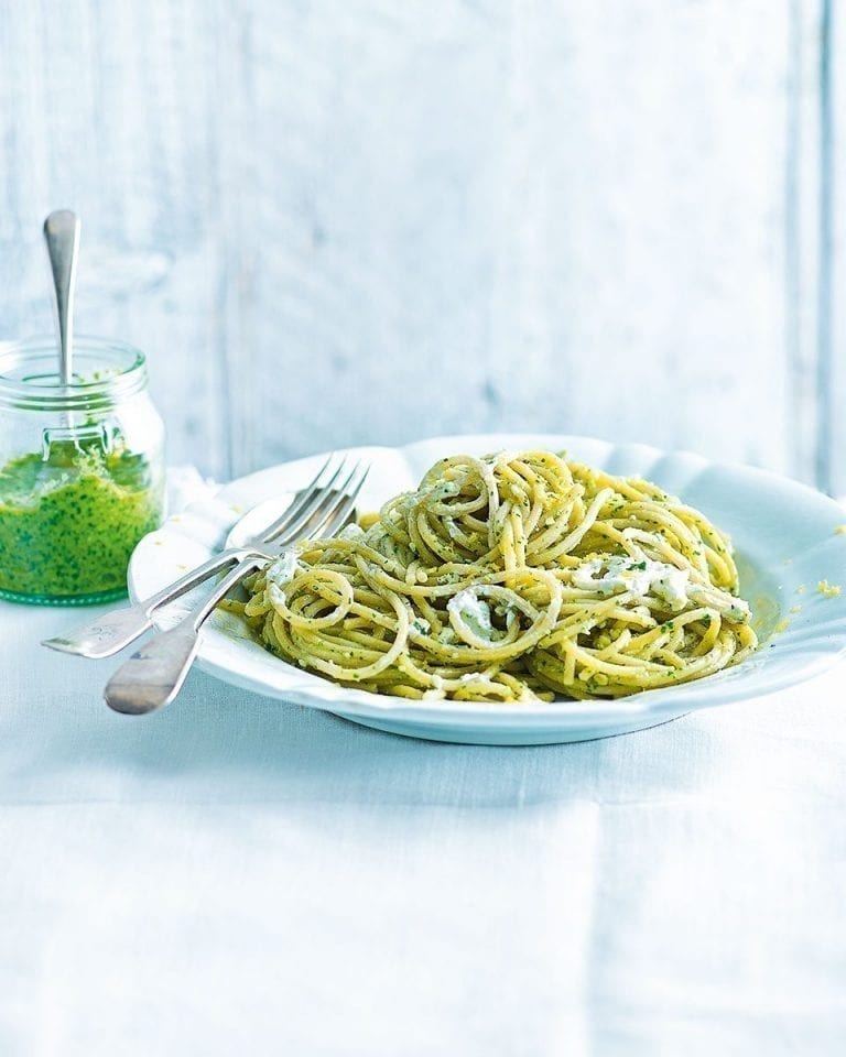 Easy wholewheat spaghetti with rocket and goat’s cheese pesto