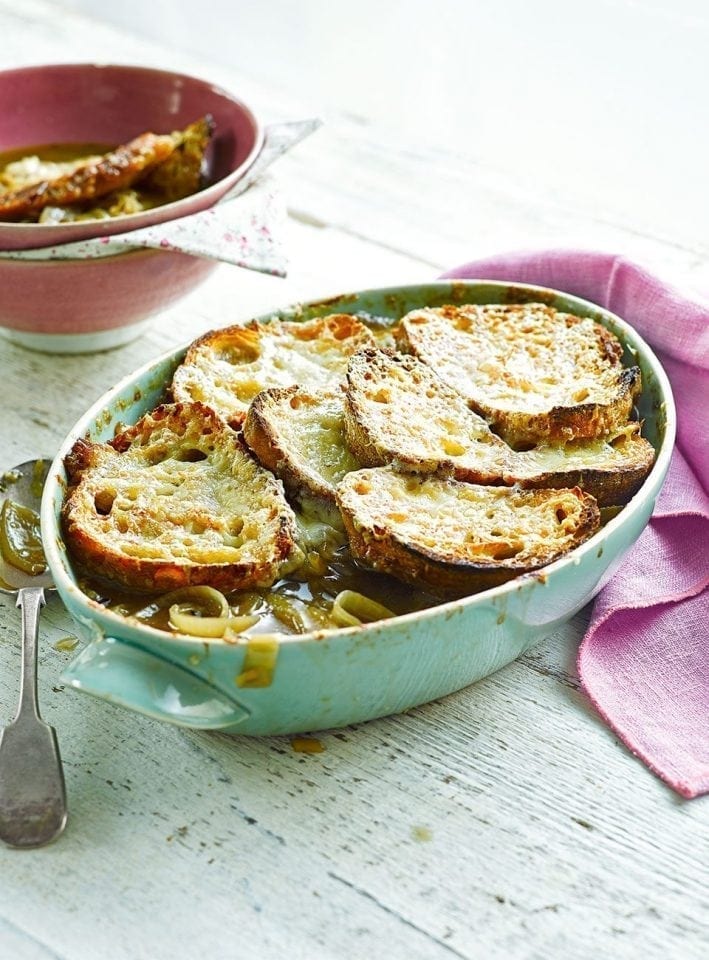 Oven-baked French onion soup with Gruyère toasts