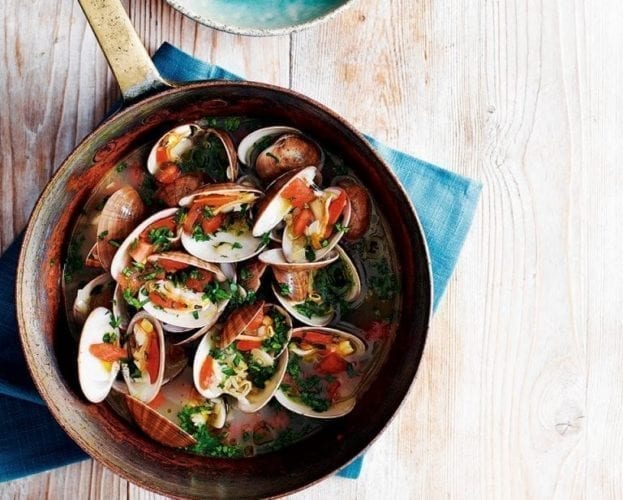 Garlic and oloroso clams