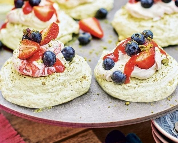 Pistachio macaroon meringues with strawberry fool topping