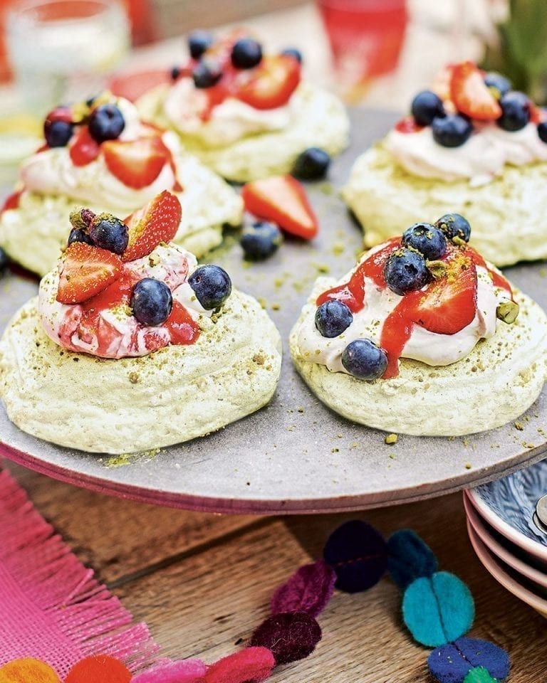 Pistachio macaroon meringues with strawberry fool topping