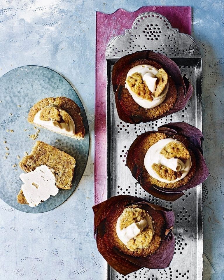Coffee butterfly cakes with whisky