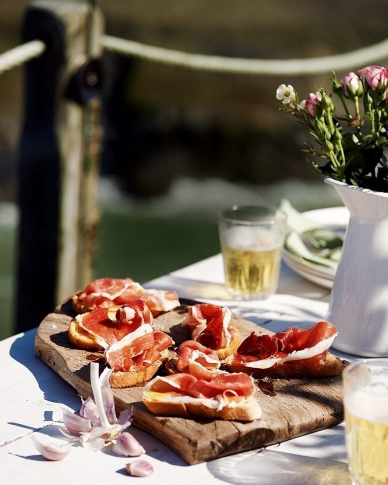 Ibérico ham and garlic toasts