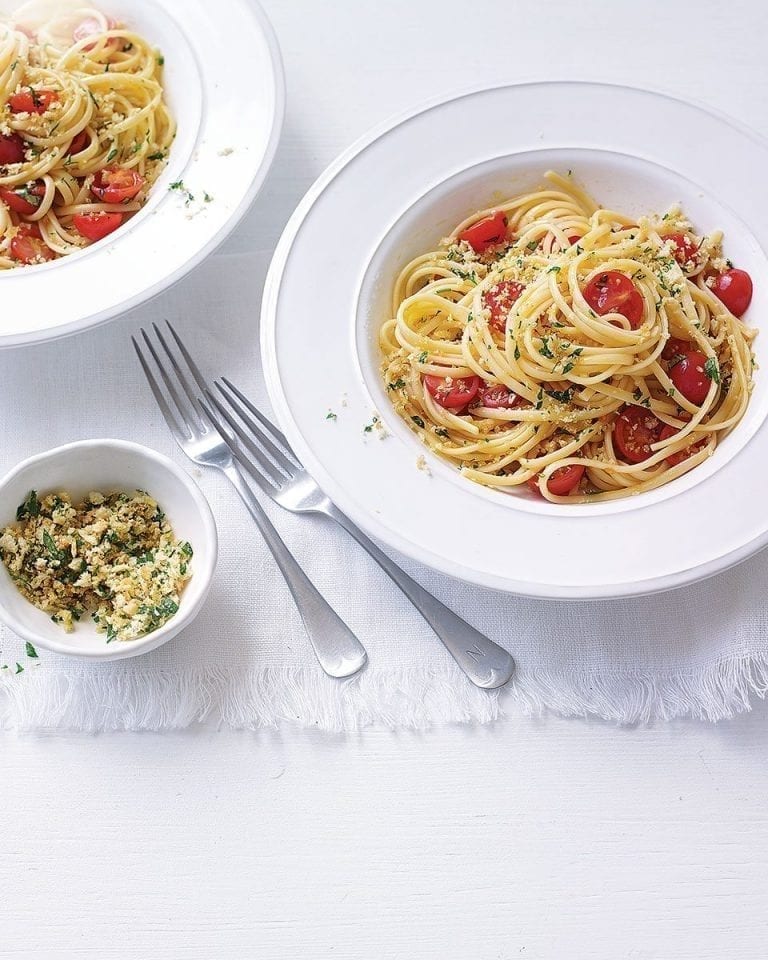 Fresh tomato linguine with parsley breadcrumbs