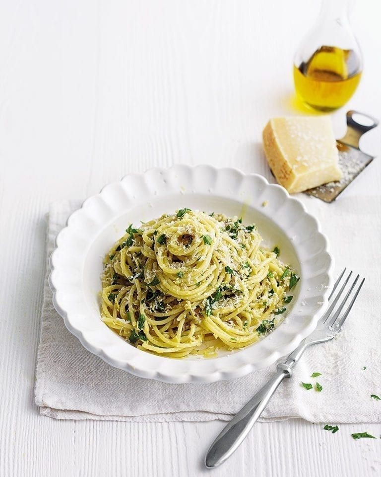 Spaghetti with artichoke sauce