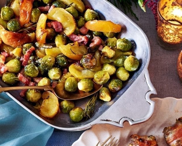 Brussels sprouts with apples in a roasting tray