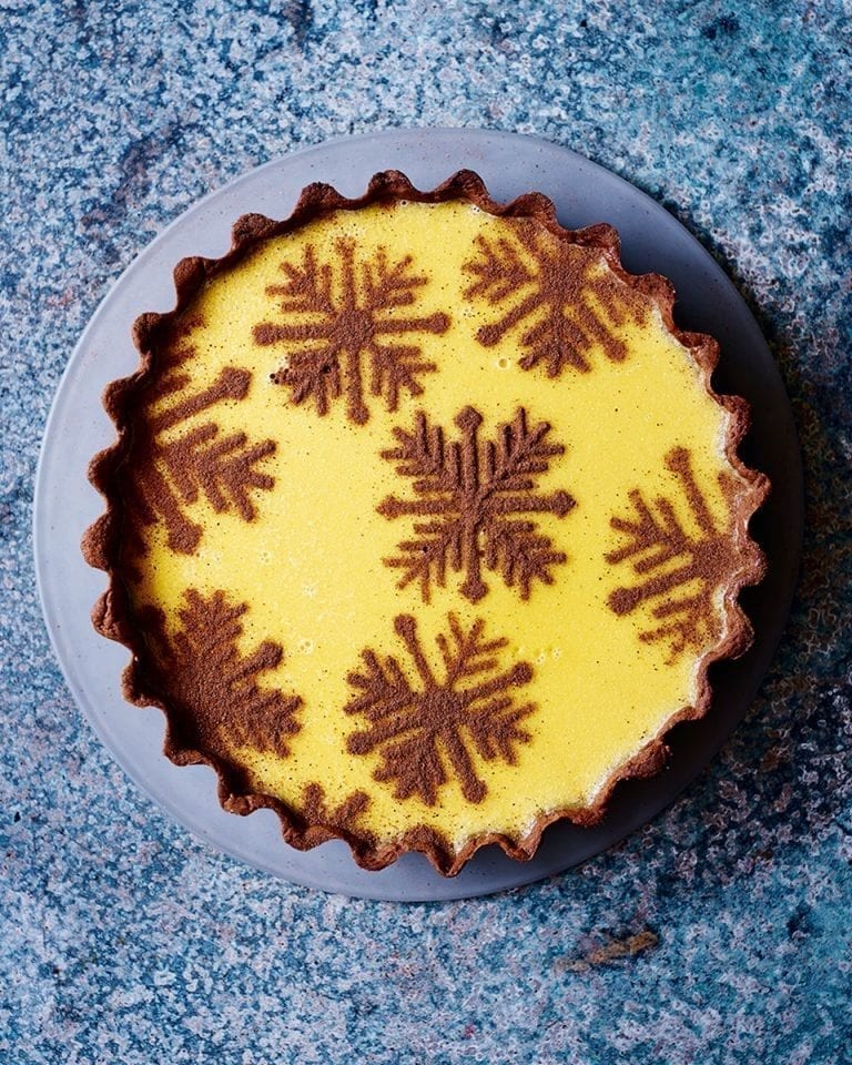 Rum custard tart with gingerbread pastry