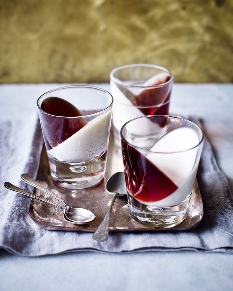 Vanilla pannacottas with sloe gin and rosemary jelly