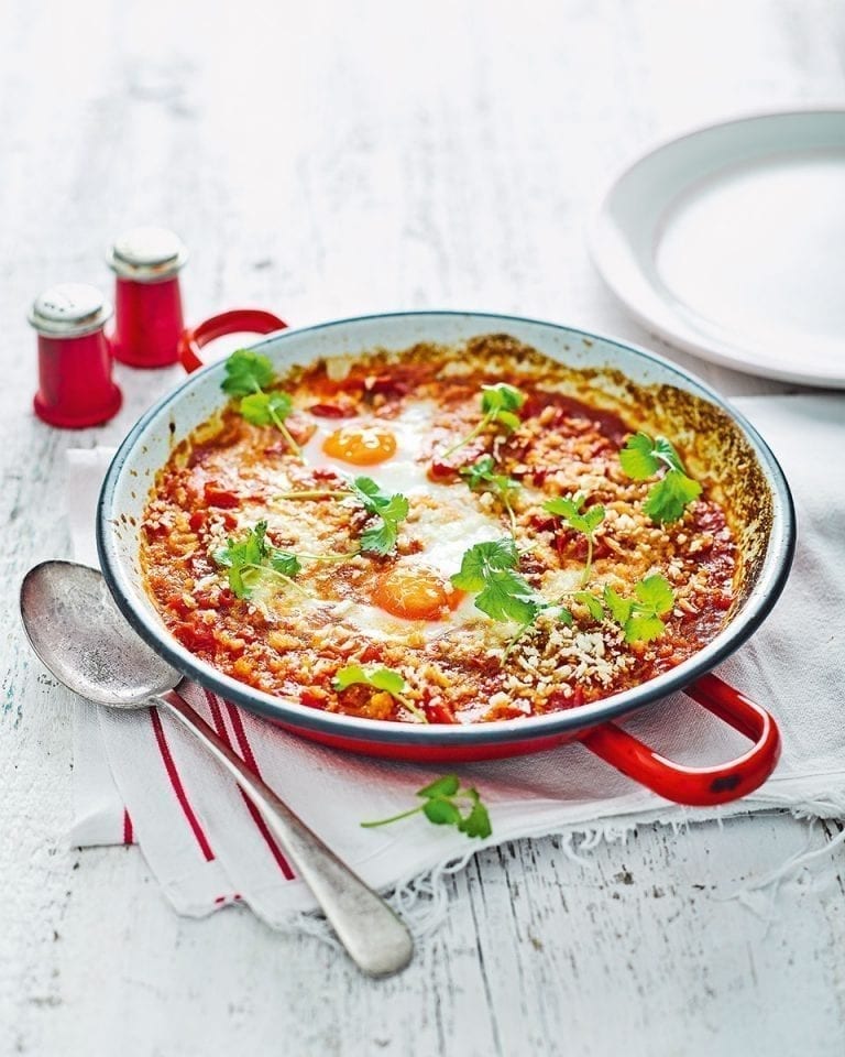 Baked eggs and tomatoes