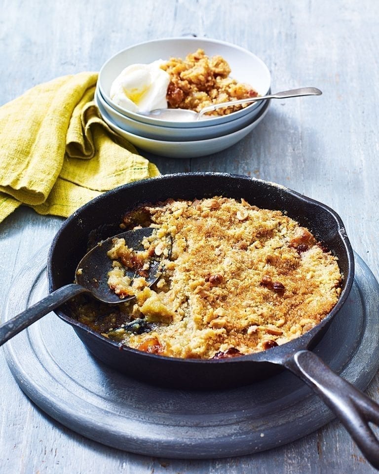 Toffee apple pan crumble