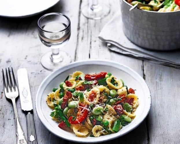 Quick linguine carbonara with courgette and bacon