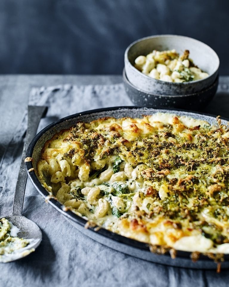 Macaroni cheese with spinach and pesto pangrattato