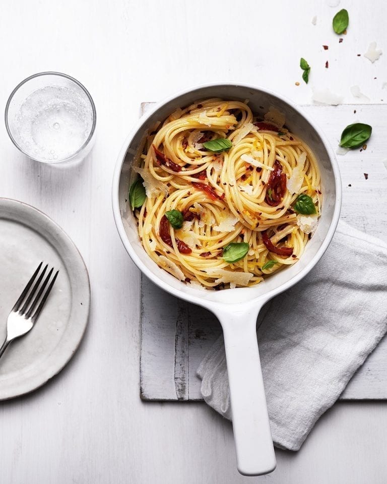 One-pot garlic, sun-dried tomato and pecorino pasta