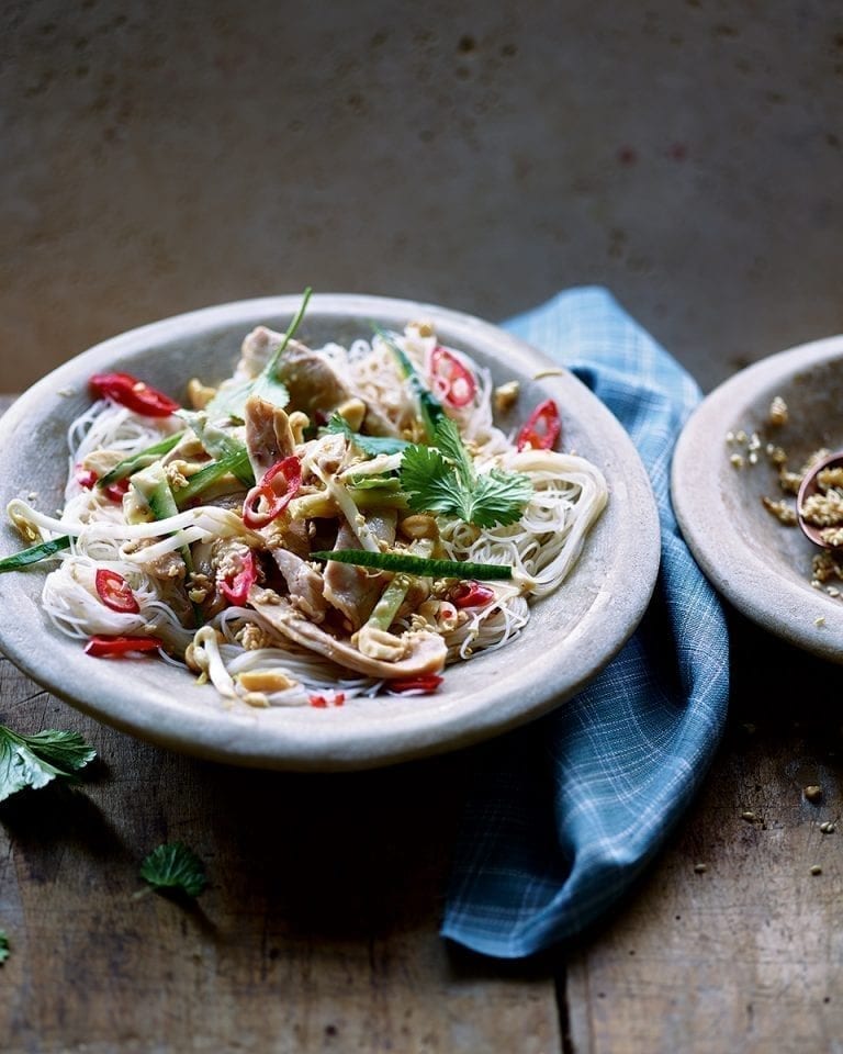 Spicy chicken chow mein noodles